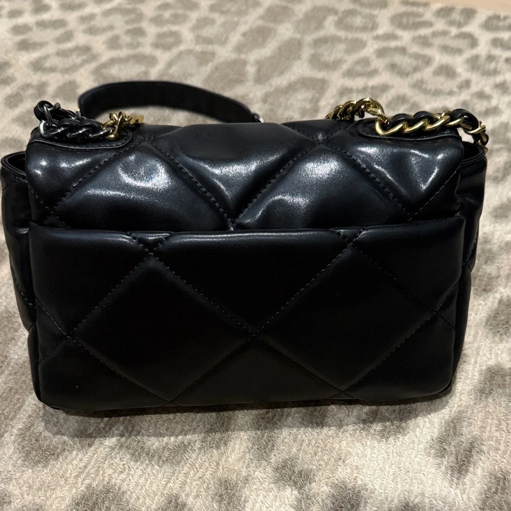 Black Quilted Shoulder Bag with Gold Chain *this is NOT a famous designer* - Picture 4 of 9